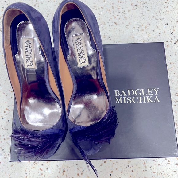 Badgley Mischka Violet suede with feather detail - Picture 2 of 7
